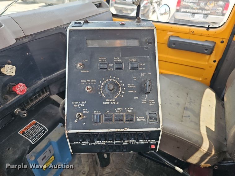 image for item DO2777 1996 International 4900  oil distributor truck