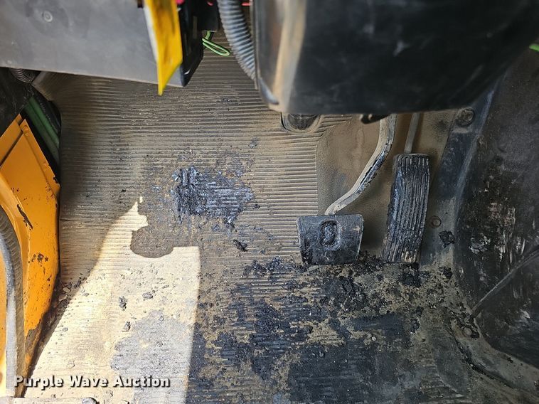 image for item DO2777 1996 International 4900  oil distributor truck