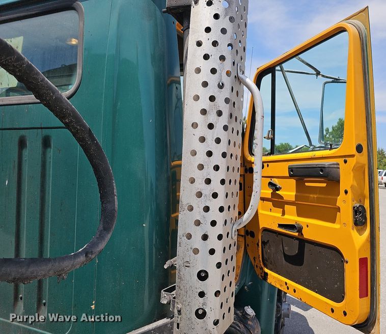 image for item DO2777 1996 International 4900  oil distributor truck