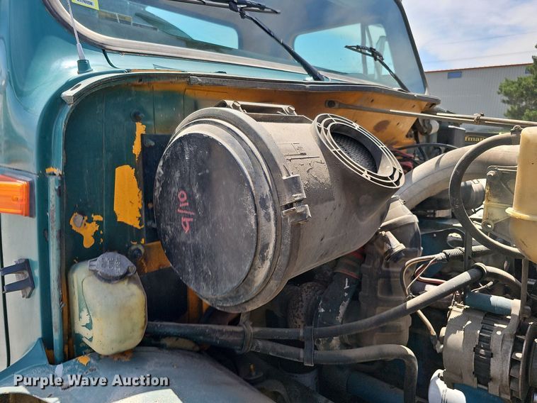 image for item DO2777 1996 International 4900  oil distributor truck