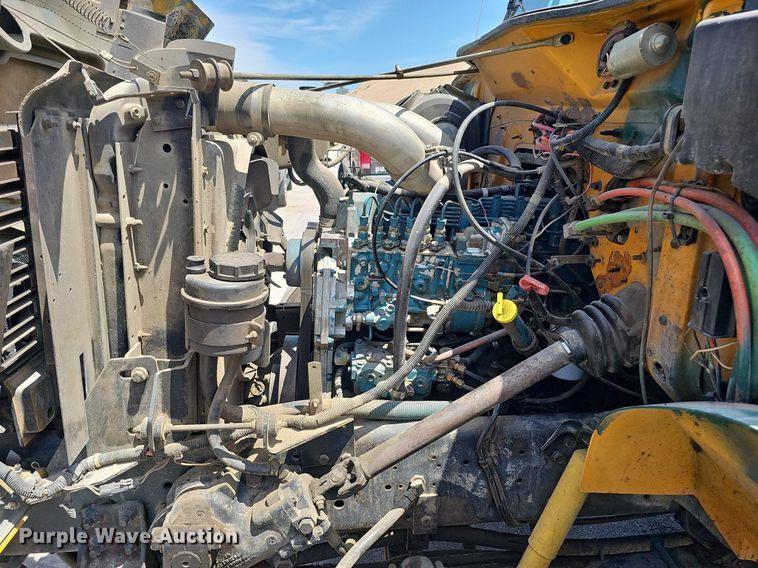 image for item DO2777 1996 International 4900  oil distributor truck