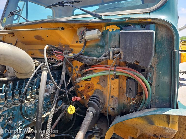 image for item DO2777 1996 International 4900  oil distributor truck