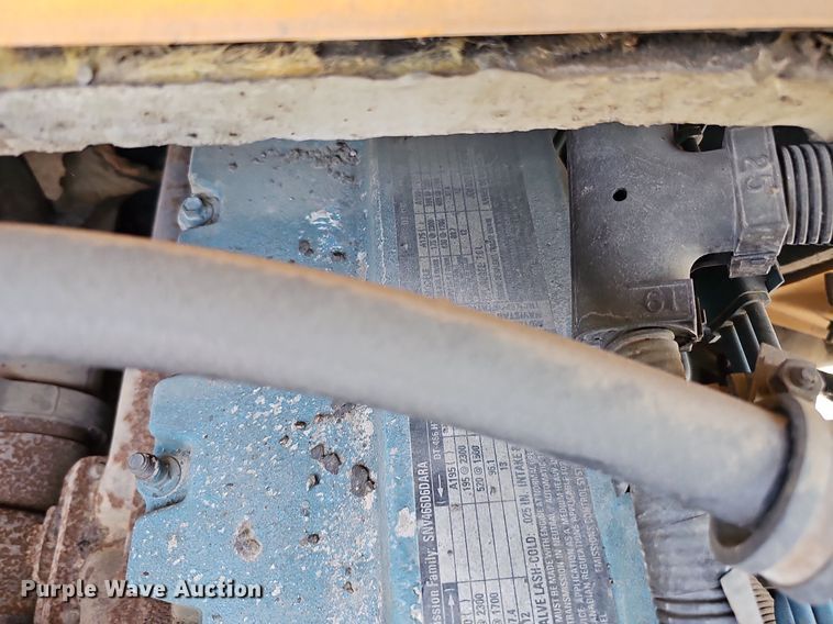 image for item DO2777 1996 International 4900  oil distributor truck