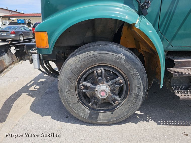 image for item DO2777 1996 International 4900  oil distributor truck