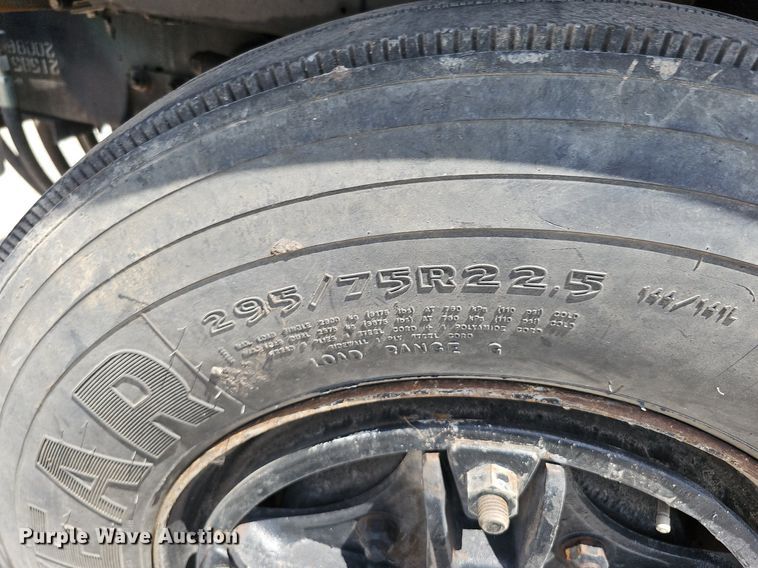 image for item DO2777 1996 International 4900  oil distributor truck