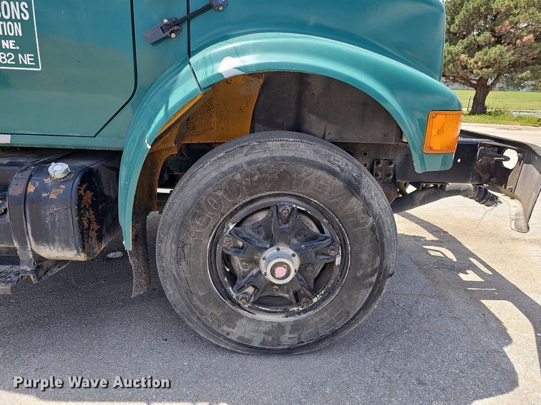 image for item DO2777 1996 International 4900  oil distributor truck