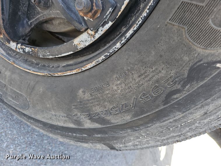 image for item DO2777 1996 International 4900  oil distributor truck