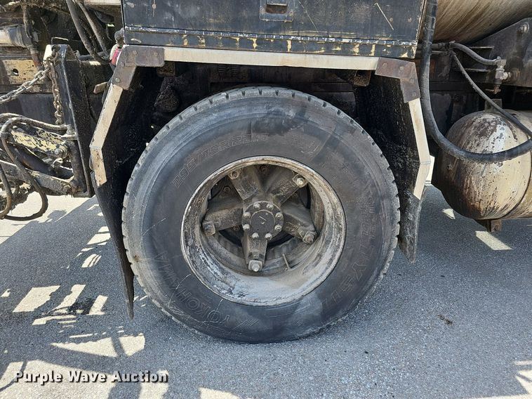 image for item DO2777 1996 International 4900  oil distributor truck