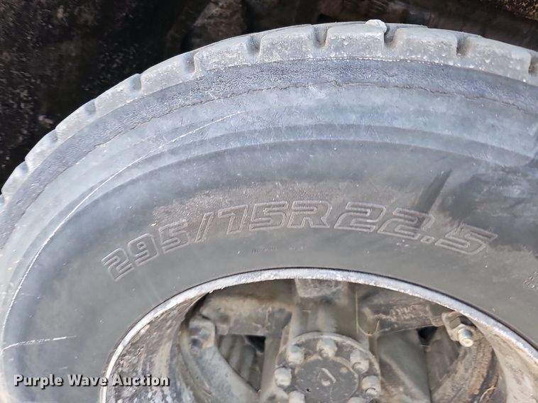 image for item DO2777 1996 International 4900  oil distributor truck