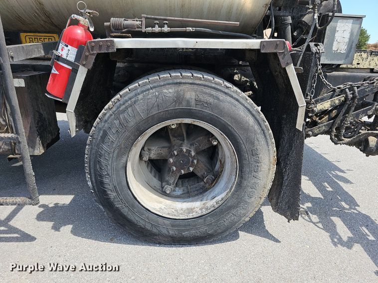 image for item DO2777 1996 International 4900  oil distributor truck