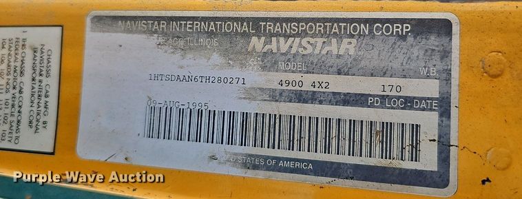image for item DO2777 1996 International 4900  oil distributor truck
