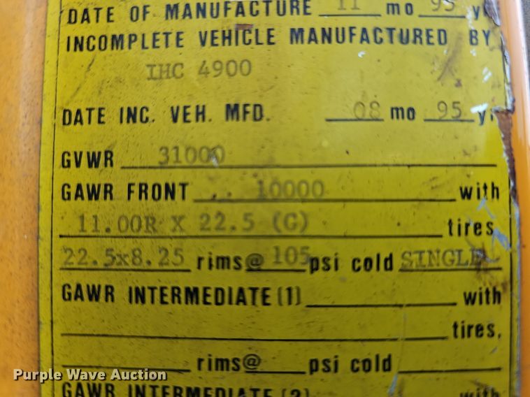 image for item DO2777 1996 International 4900  oil distributor truck