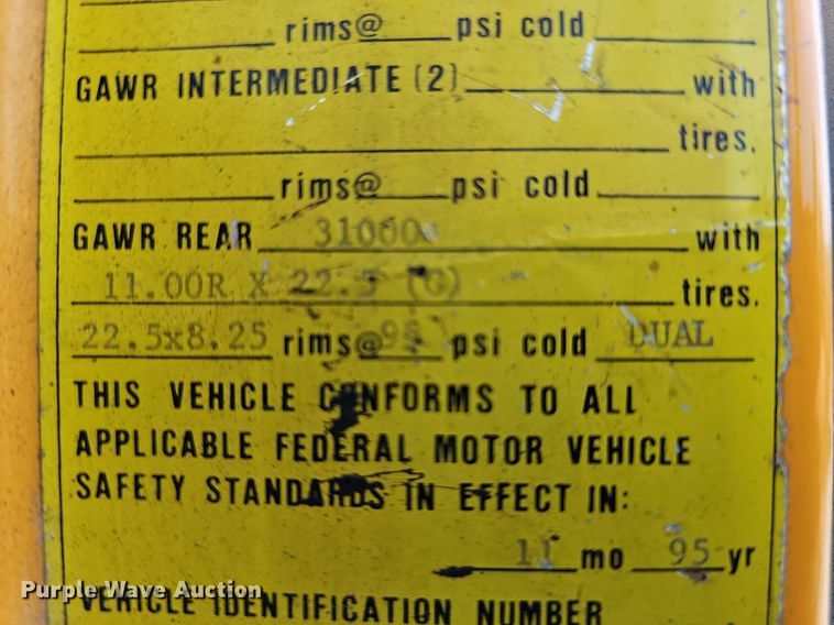 image for item DO2777 1996 International 4900  oil distributor truck