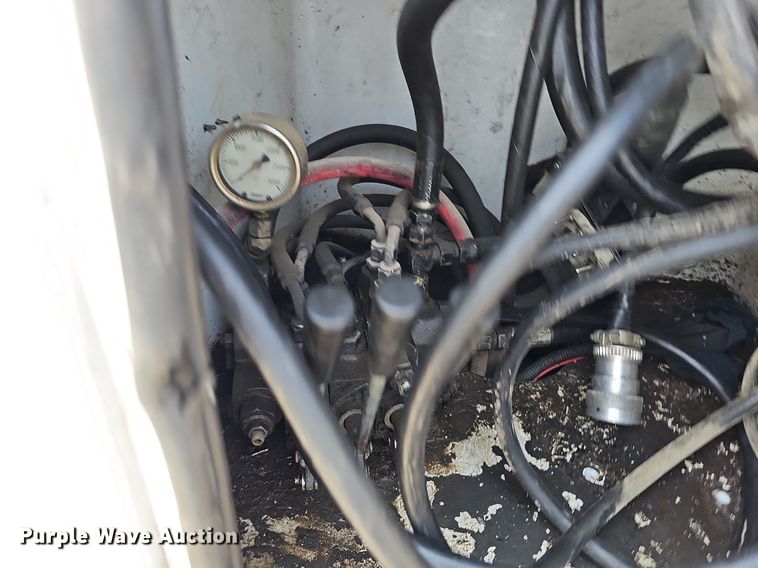 image for item DO2782 2000 Ford F650 Super Duty XL  utility / service truck