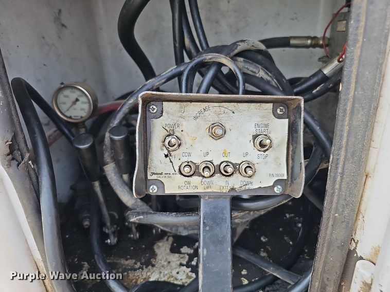 image for item DO2782 2000 Ford F650 Super Duty XL  utility / service truck