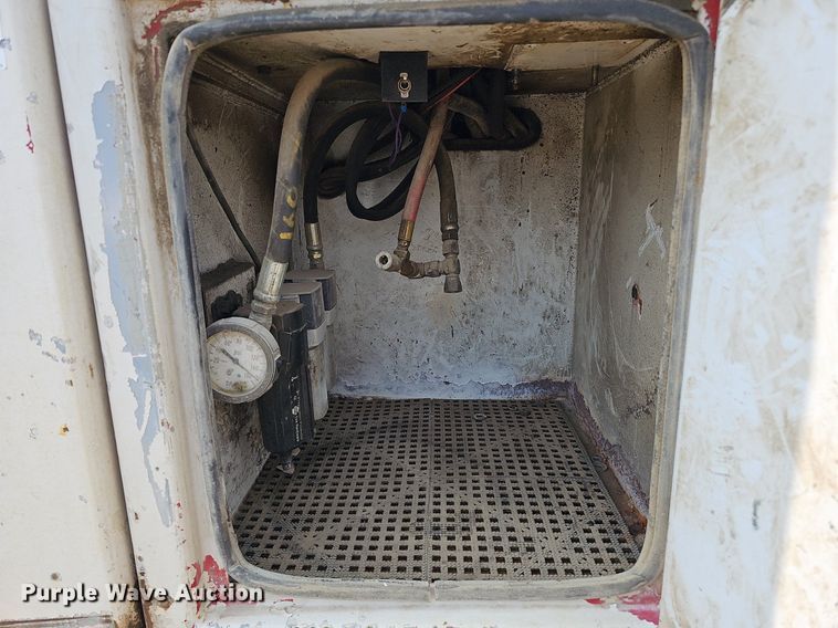 image for item DO2782 2000 Ford F650 Super Duty XL  utility / service truck