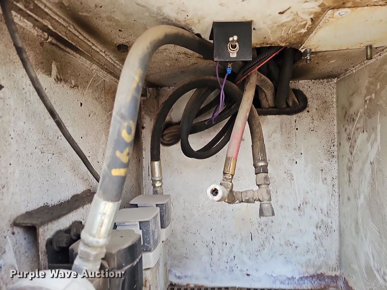 image for item DO2782 2000 Ford F650 Super Duty XL  utility / service truck