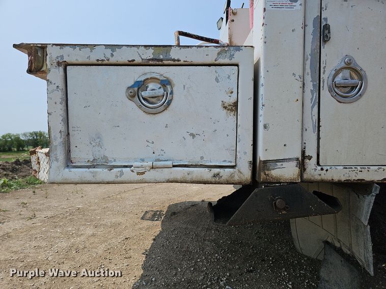 image for item DO2782 2000 Ford F650 Super Duty XL  utility / service truck