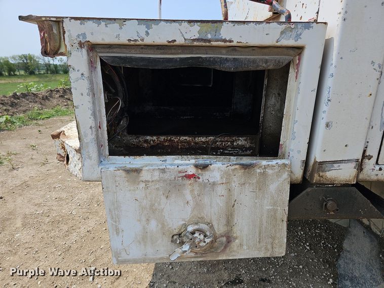 image for item DO2782 2000 Ford F650 Super Duty XL  utility / service truck