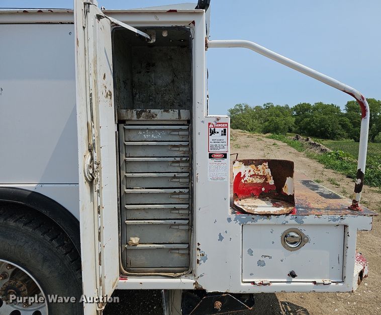 image for item DO2782 2000 Ford F650 Super Duty XL  utility / service truck