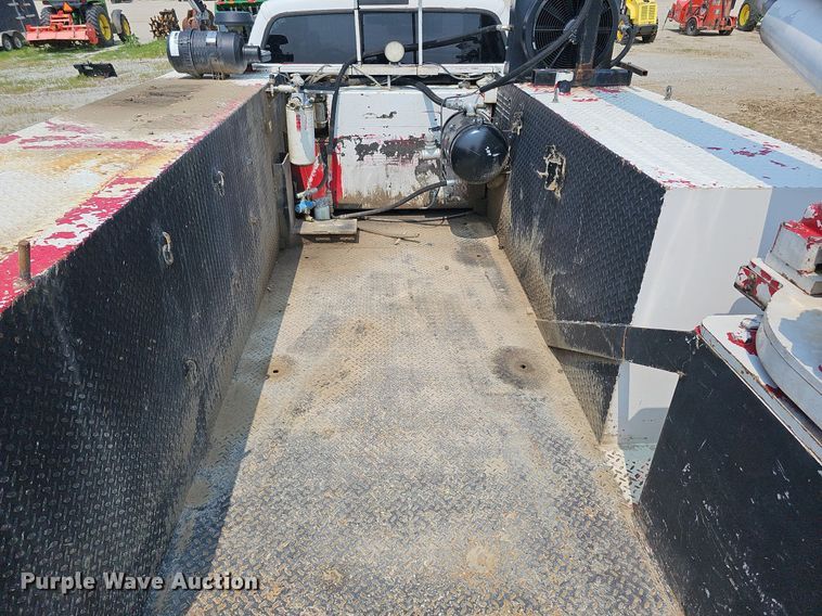 image for item DO2782 2000 Ford F650 Super Duty XL  utility / service truck