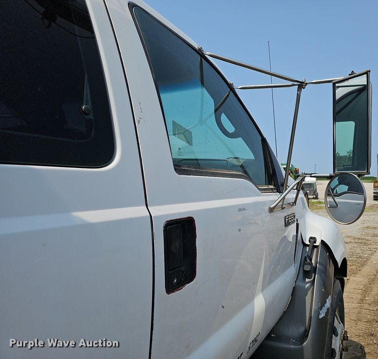 image for item DO2782 2000 Ford F650 Super Duty XL  utility / service truck