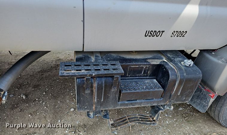 image for item DO2782 2000 Ford F650 Super Duty XL  utility / service truck