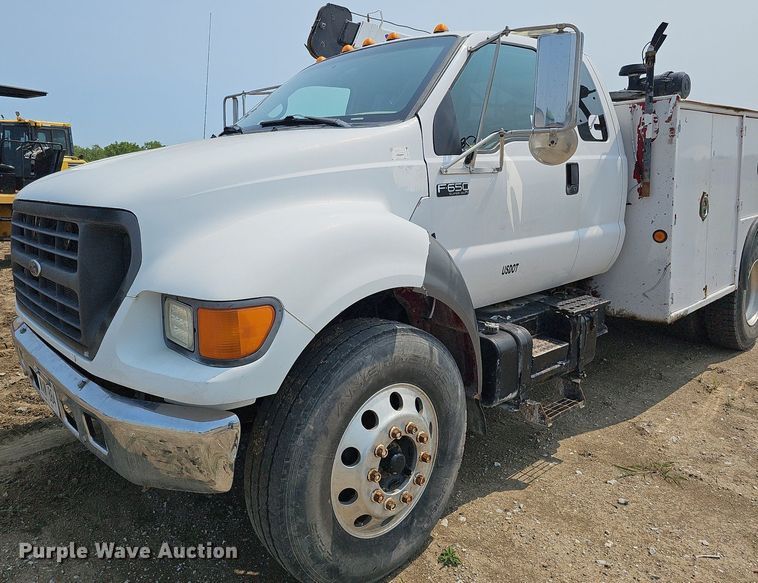 image for item DO2782 2000 Ford F650 Super Duty XL  utility / service truck