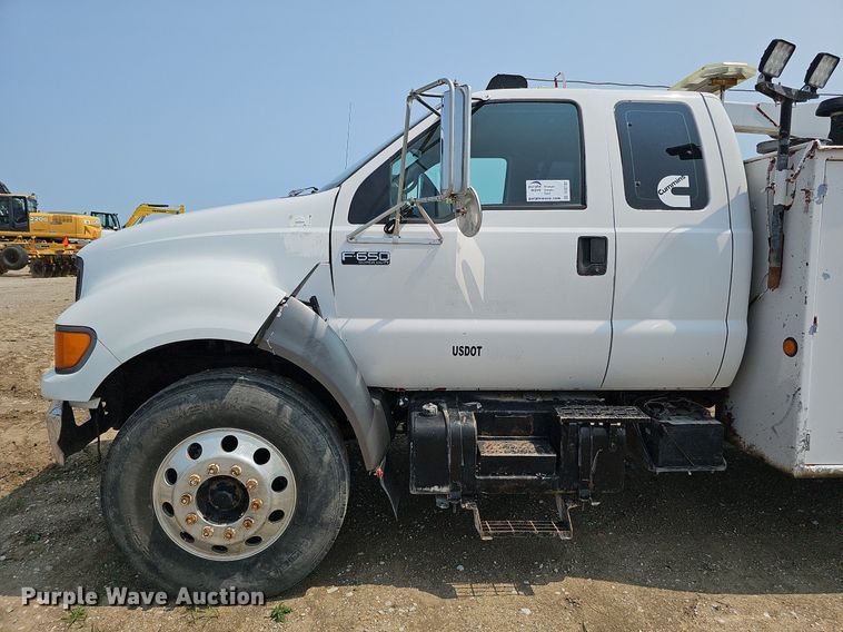 image for item DO2782 2000 Ford F650 Super Duty XL  utility / service truck