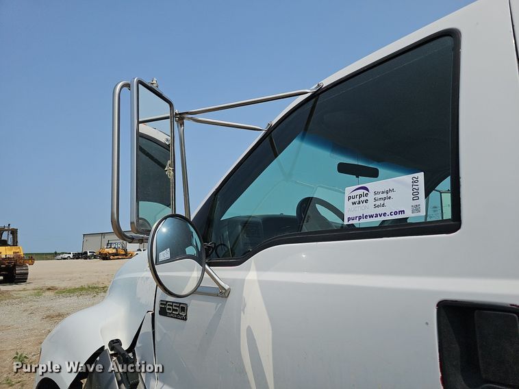 image for item DO2782 2000 Ford F650 Super Duty XL  utility / service truck