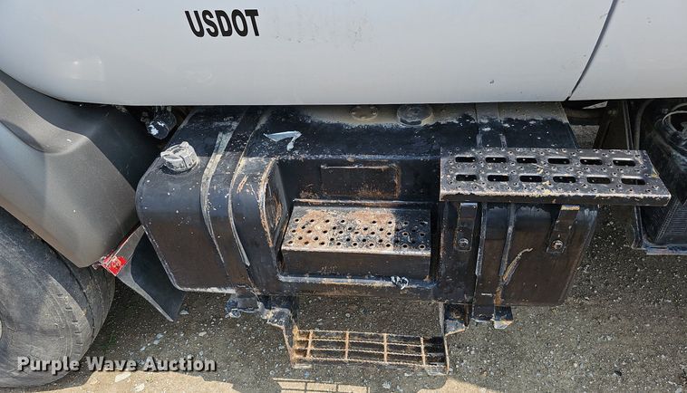 image for item DO2782 2000 Ford F650 Super Duty XL  utility / service truck