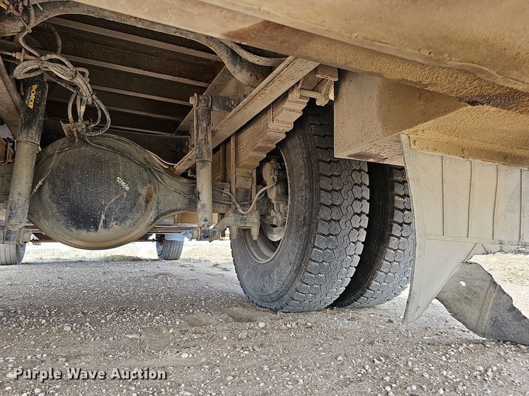 image for item DO2782 2000 Ford F650 Super Duty XL  utility / service truck