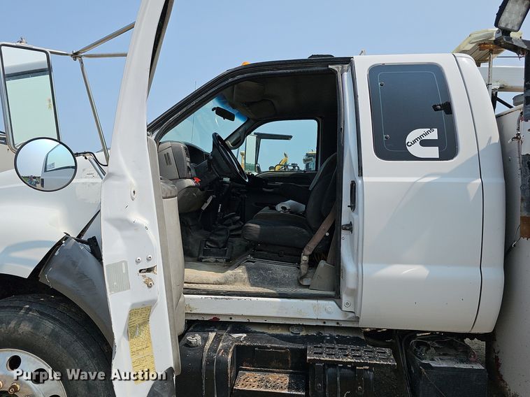 image for item DO2782 2000 Ford F650 Super Duty XL  utility / service truck