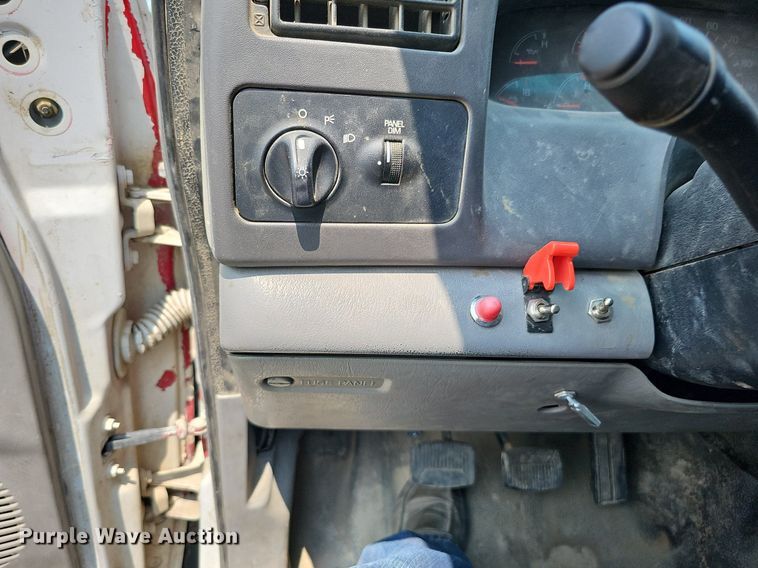 image for item DO2782 2000 Ford F650 Super Duty XL  utility / service truck