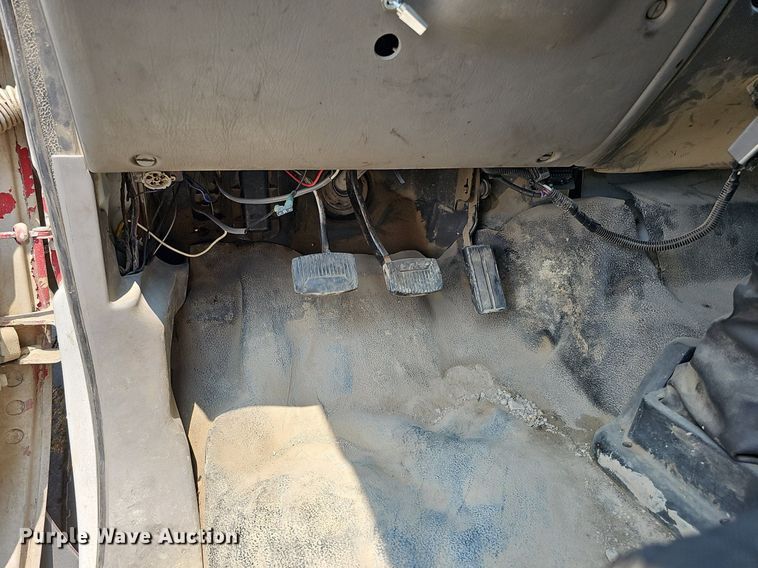 image for item DO2782 2000 Ford F650 Super Duty XL  utility / service truck