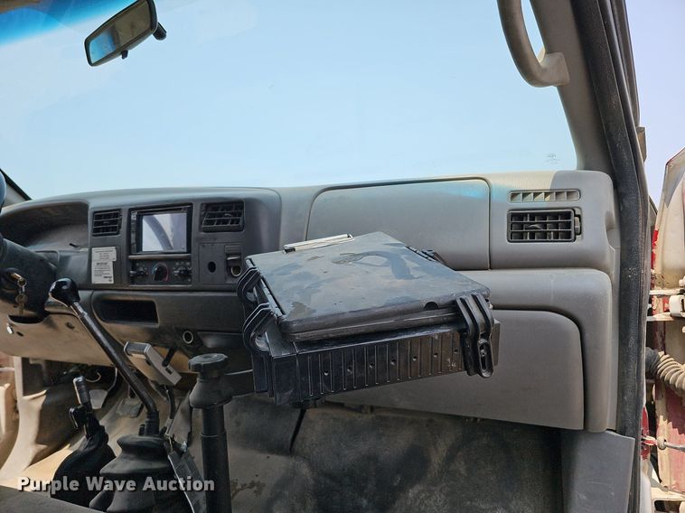 image for item DO2782 2000 Ford F650 Super Duty XL  utility / service truck