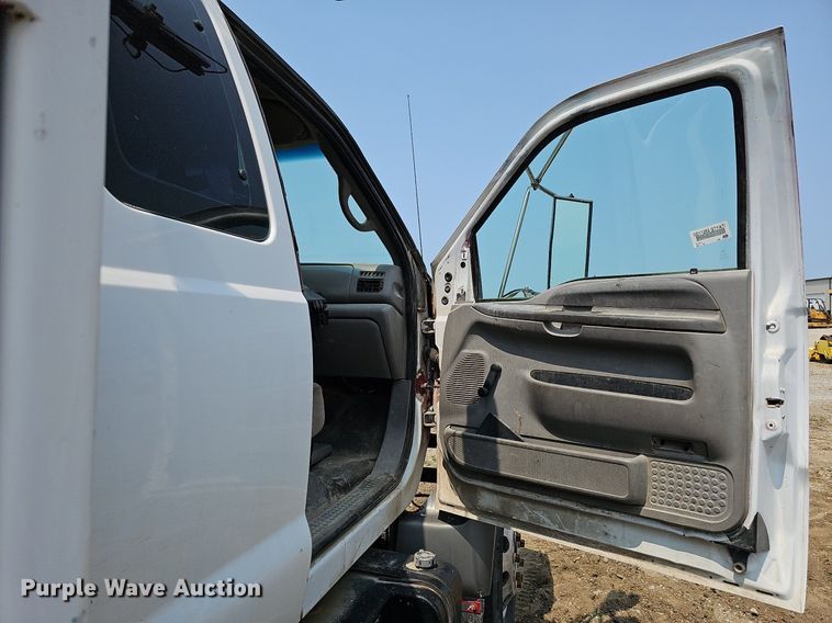 image for item DO2782 2000 Ford F650 Super Duty XL  utility / service truck