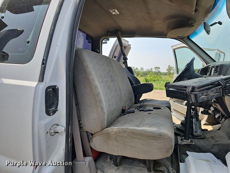 image for item DO2782 2000 Ford F650 Super Duty XL  utility / service truck