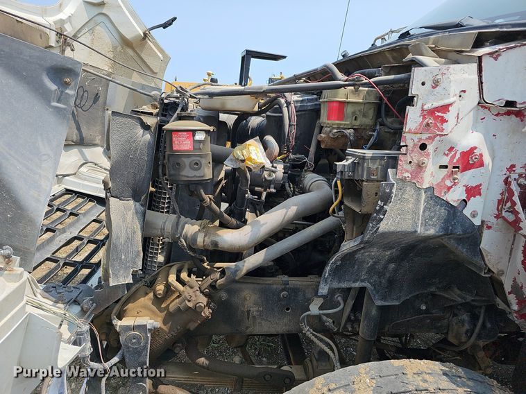 image for item DO2782 2000 Ford F650 Super Duty XL  utility / service truck