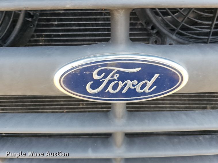 image for item DO2782 2000 Ford F650 Super Duty XL  utility / service truck