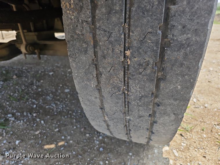 image for item DO2782 2000 Ford F650 Super Duty XL  utility / service truck