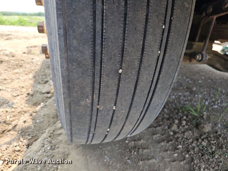 image for item DO2782 2000 Ford F650 Super Duty XL  utility / service truck