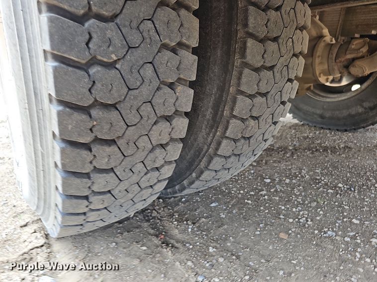 image for item DO2782 2000 Ford F650 Super Duty XL  utility / service truck