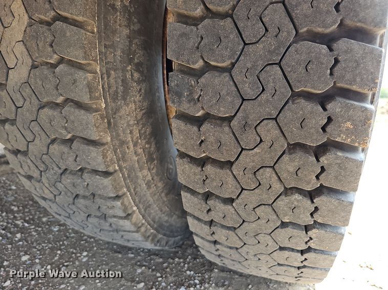 image for item DO2782 2000 Ford F650 Super Duty XL  utility / service truck