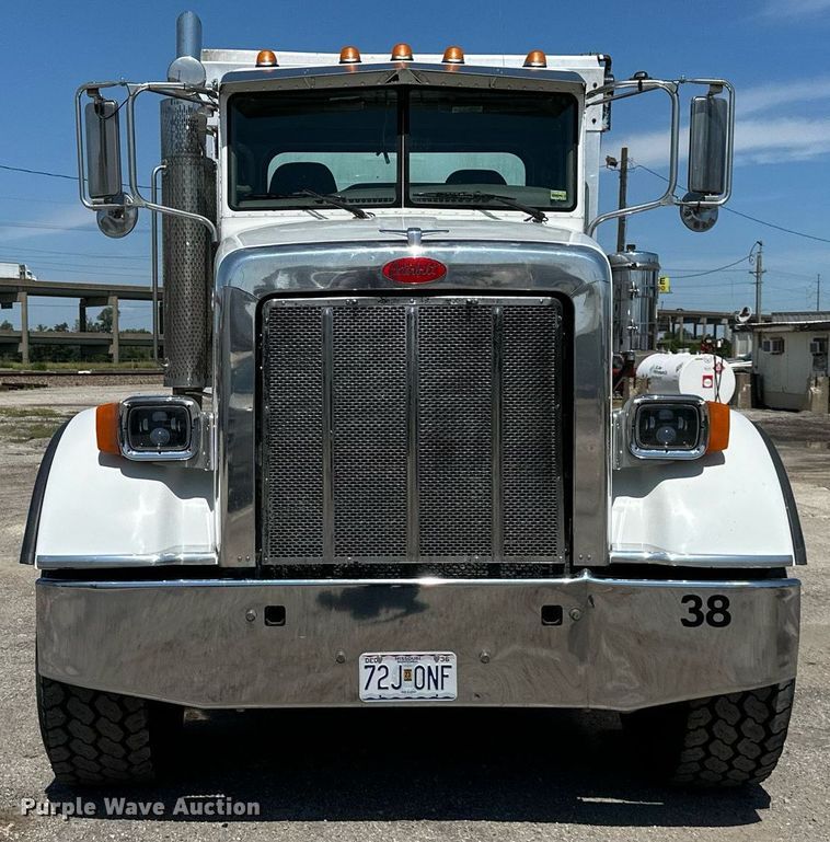 image for item DO5035 2010 Peterbilt 365  dump truck