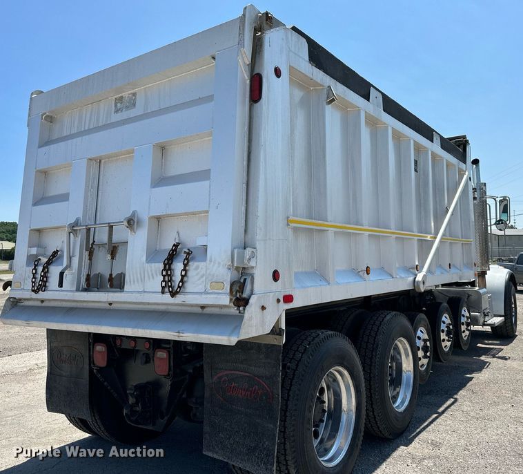 image for item DO5035 2010 Peterbilt 365  dump truck