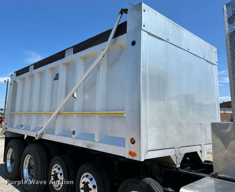 image for item DO5035 2010 Peterbilt 365  dump truck