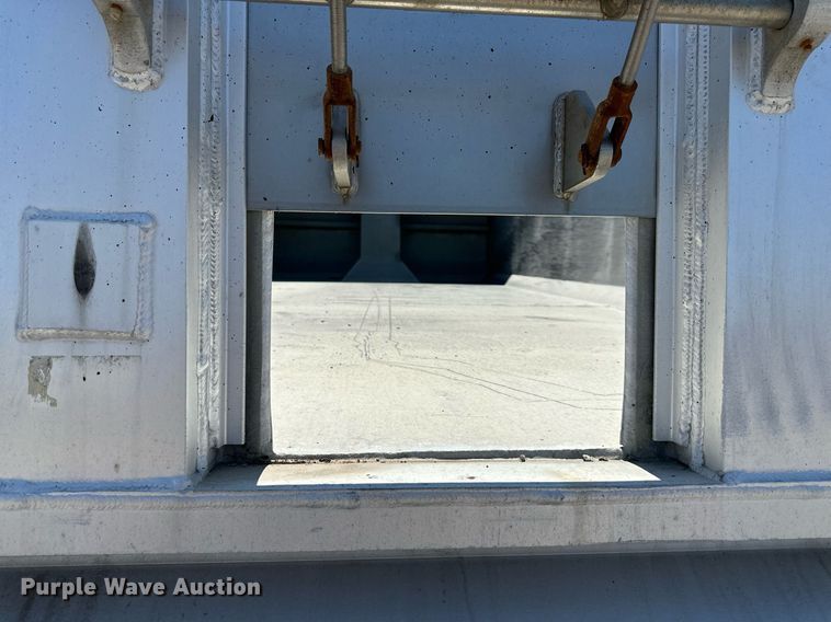 image for item DO5035 2010 Peterbilt 365  dump truck