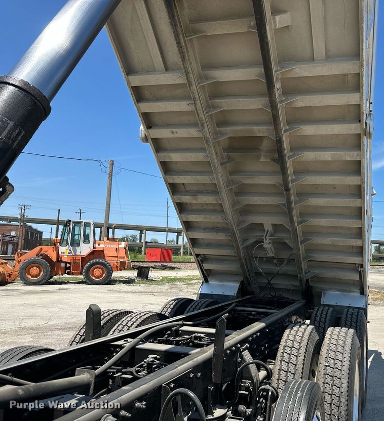 image for item DO5035 2010 Peterbilt 365  dump truck