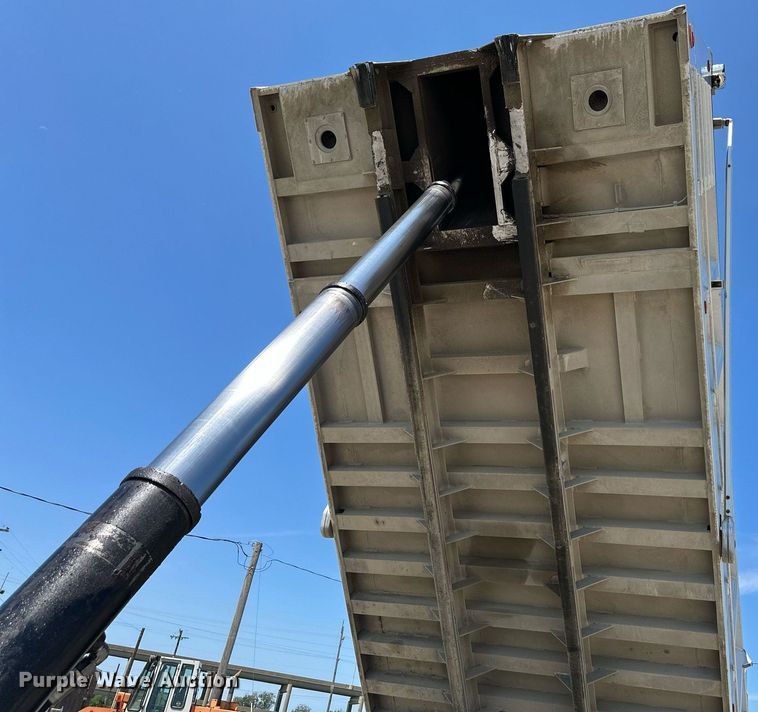 image for item DO5035 2010 Peterbilt 365  dump truck